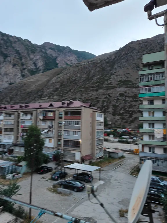 Красивый вид с 2 балконов на горы и реку