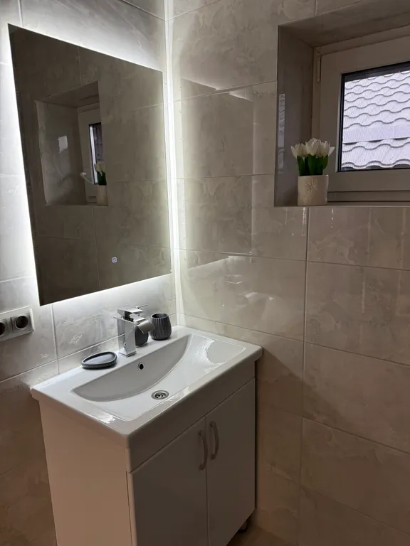 Дом на берегу реки с банным чаном