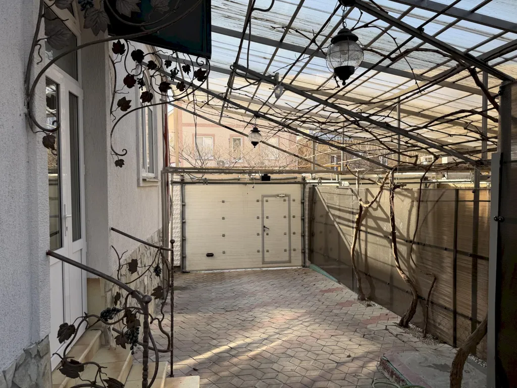 Дом с террасами и видом на море, рядом с центром