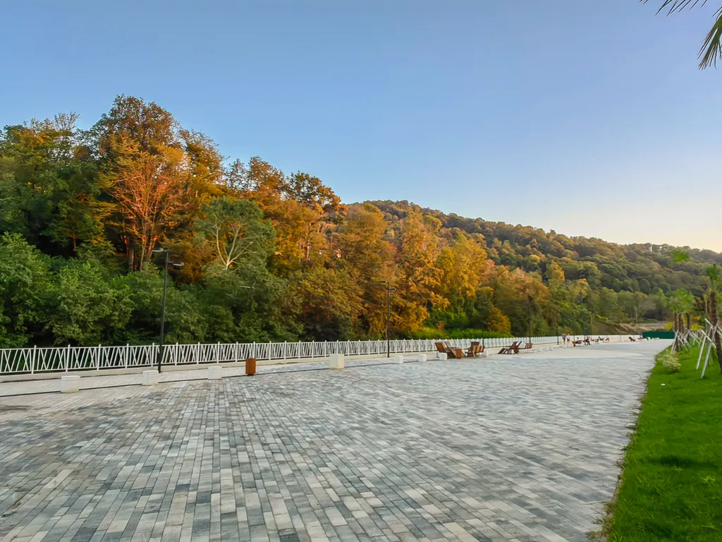 Уютные апартаменты с видом на лес и набережной у дома