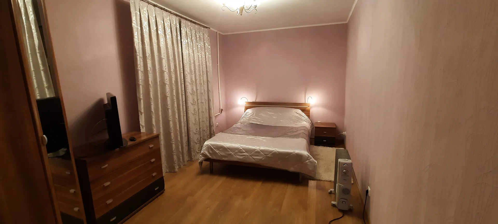 Спальня №3: широкая двуспальная кровать, шкаф, комод, тумбочка, телевизор. 