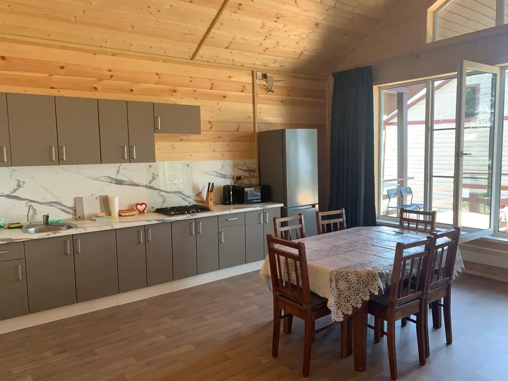 Коттедж с большой террасой на берегу Селигера