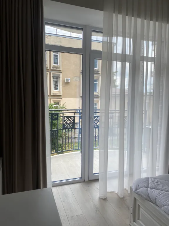 Двухкомнатная квартира с балконом в центре города