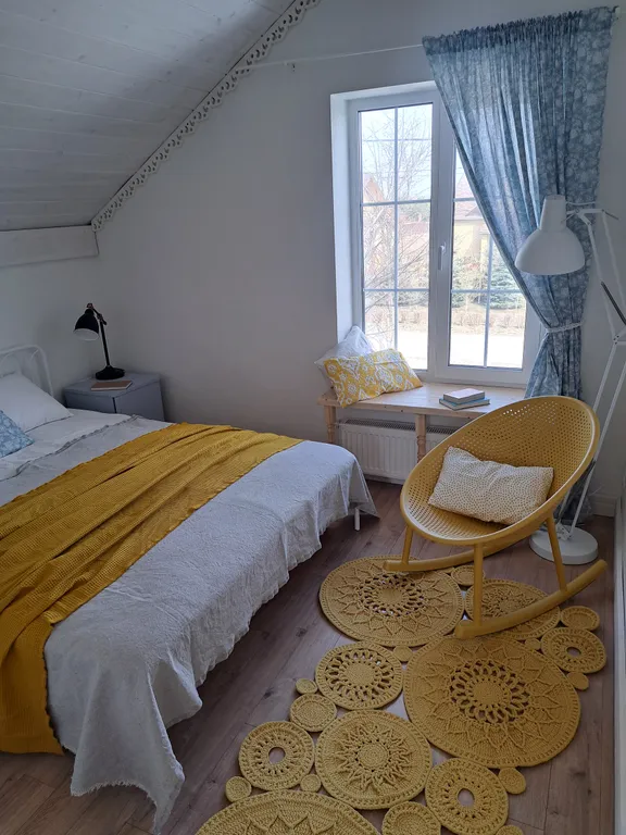 Белый дом на тихой улочке