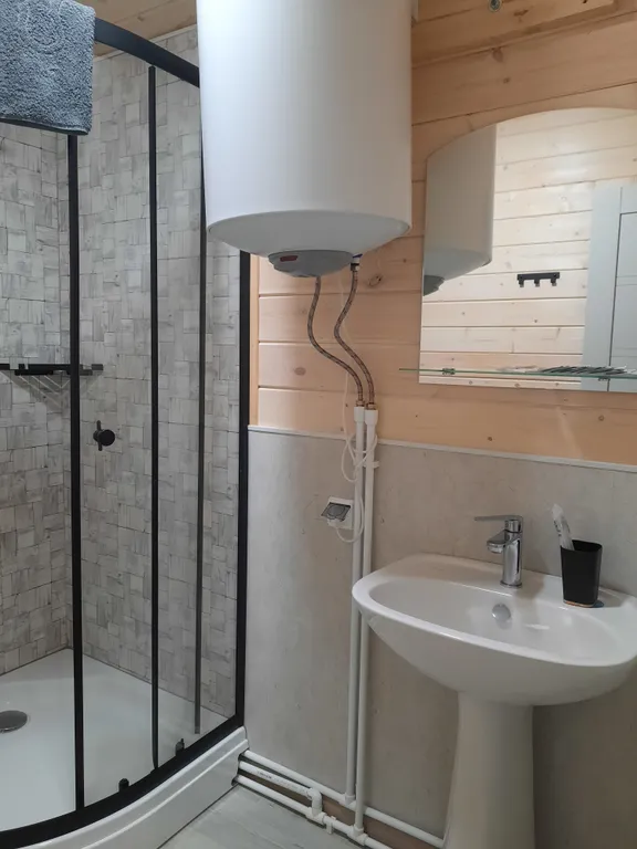 Уютный четырехместный Домик де-люкс с двухспальной кроватью