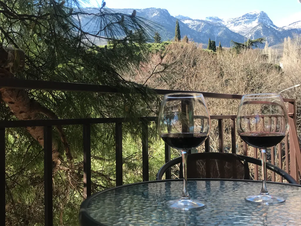 Студия с панорамными окнами и видом на горы