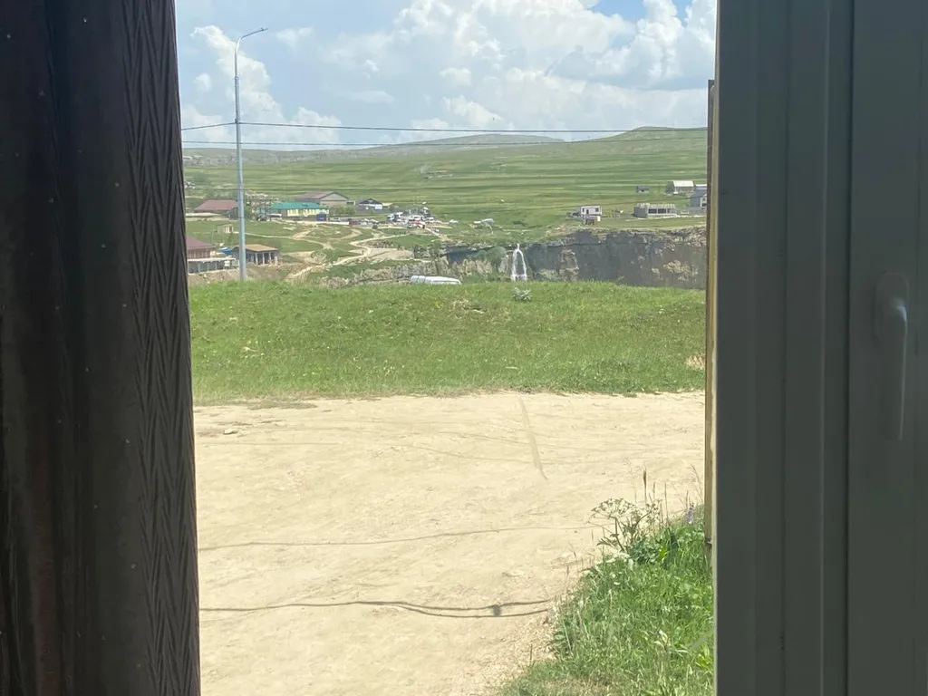 Уютный и аккуратный гоcтевoй домик c видом на водопад