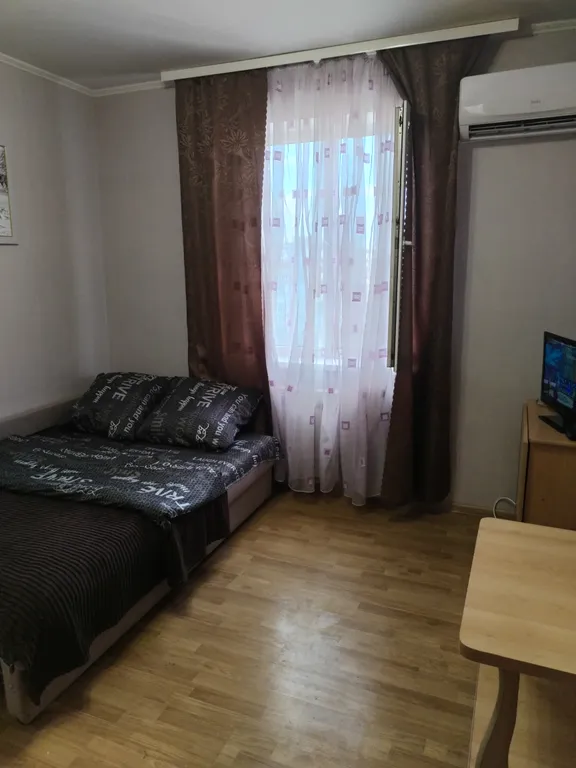 Уютная жилая комната в жилом помещении с видом на город, в центре ЗЖМ