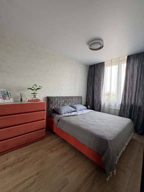 Квартира с большой кухней-гостиной и уютной изолированной спальней