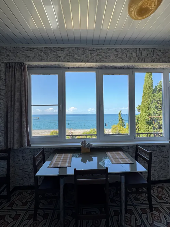 Квартира Трёхкомнатная квартира на первой линии у моря — Сухум