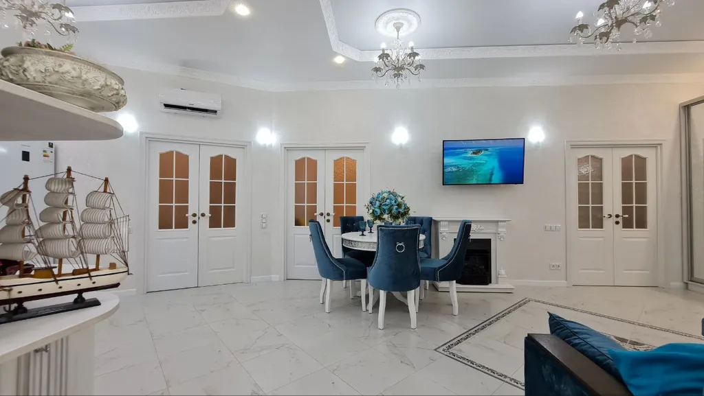 Шикарная 4-комнатная квартира у моря (Royal Apartment on Krymskaya 22)