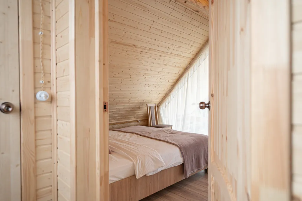 Сруб на озере