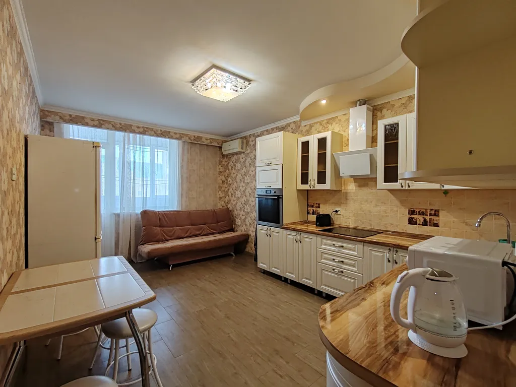 Евротрешка возле ТЦ Кит