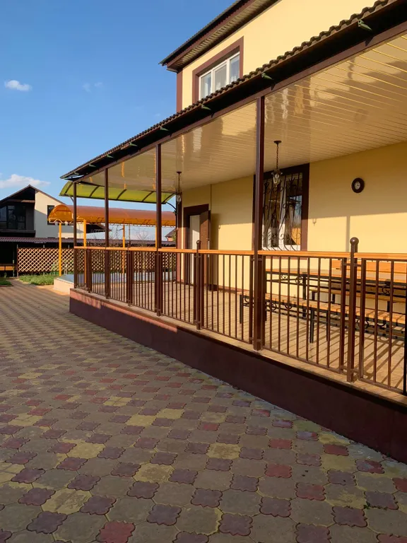 Двухэтажный дом с бассейном, верандой и видом на горы