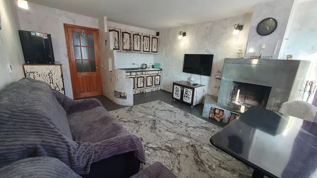 Эллинг на берегу и видом на моря