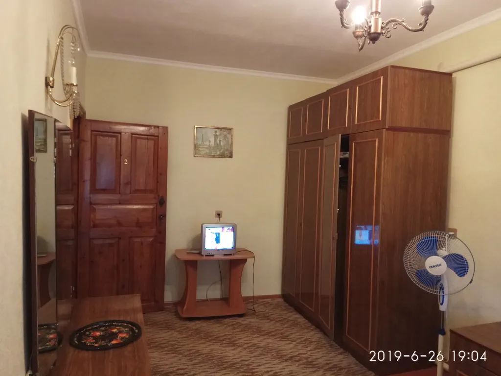 Светлая комната с видом на осенний сад