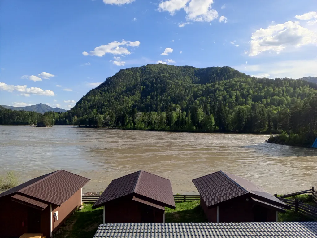 Дом с видом на реку Катунь