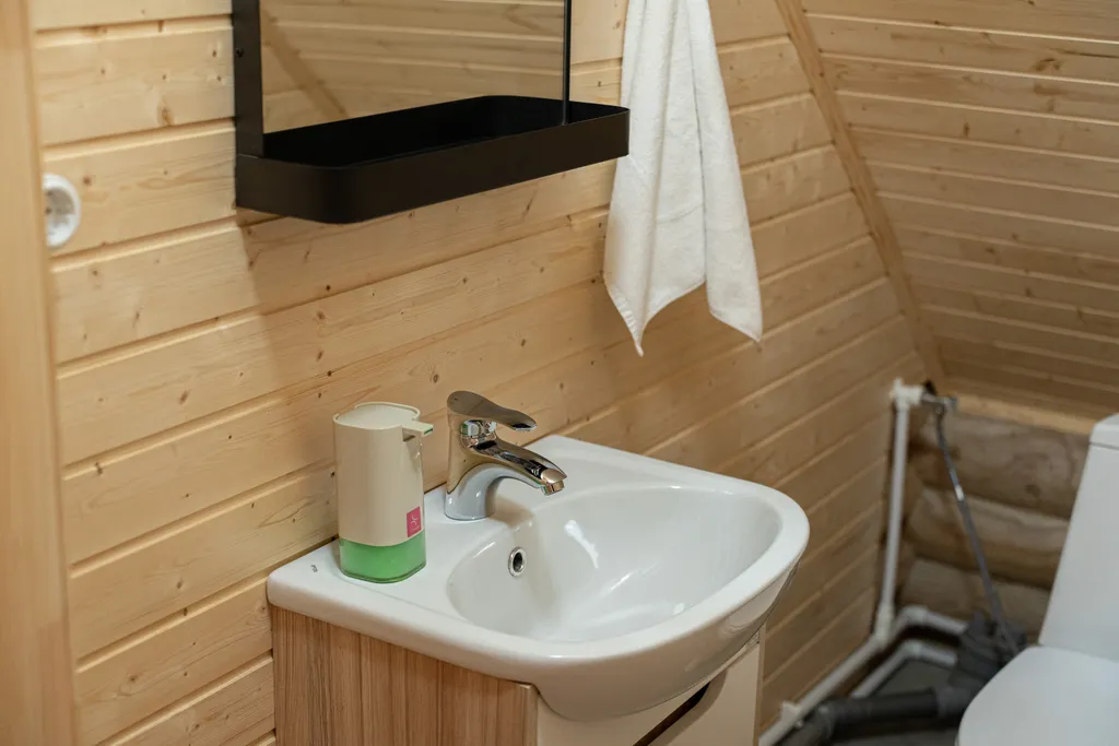 Сруб на озере