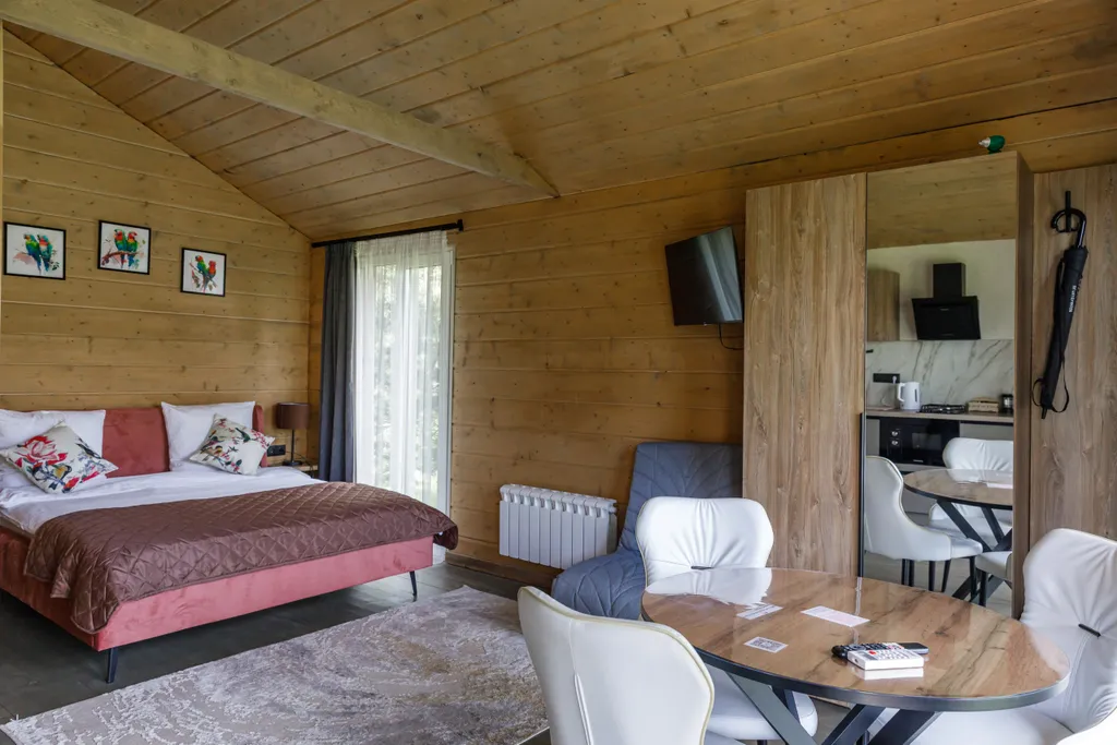 Коттедж в лесу у пруда