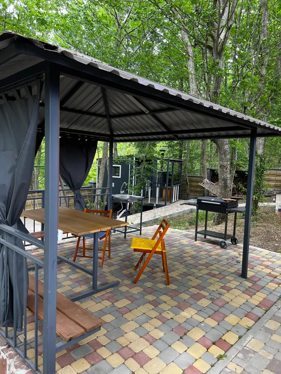 Домик в лесу с верандой и видом на море