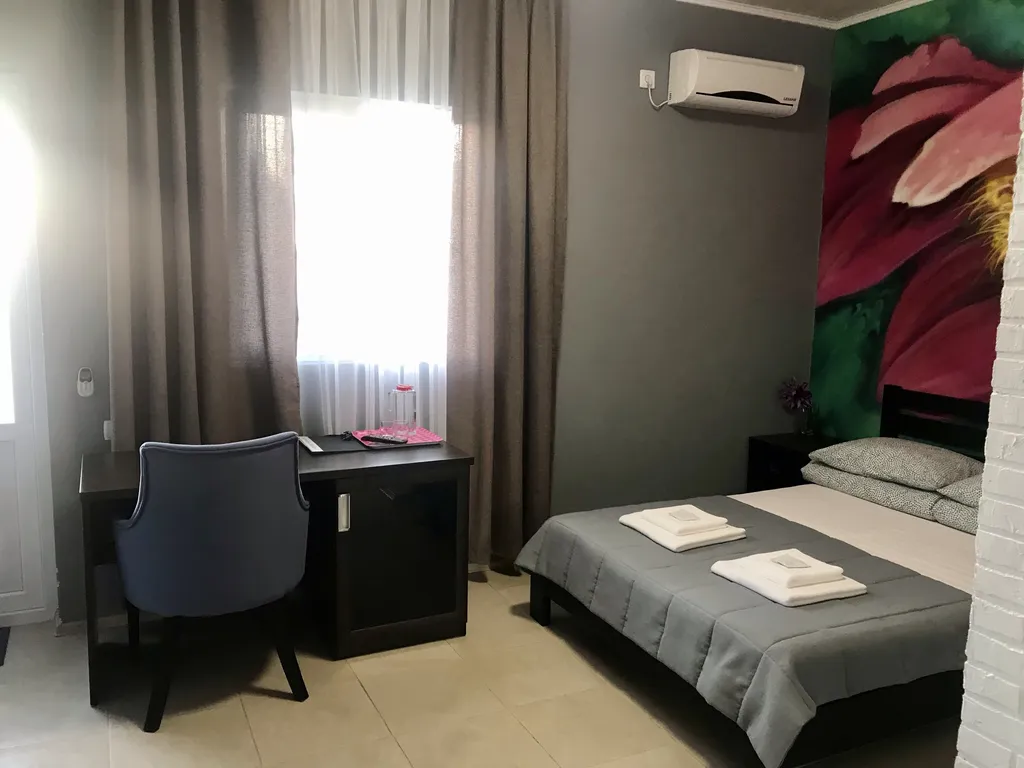 Трехместный номер, с двуспальной кроватью и односпальной, вид во двор