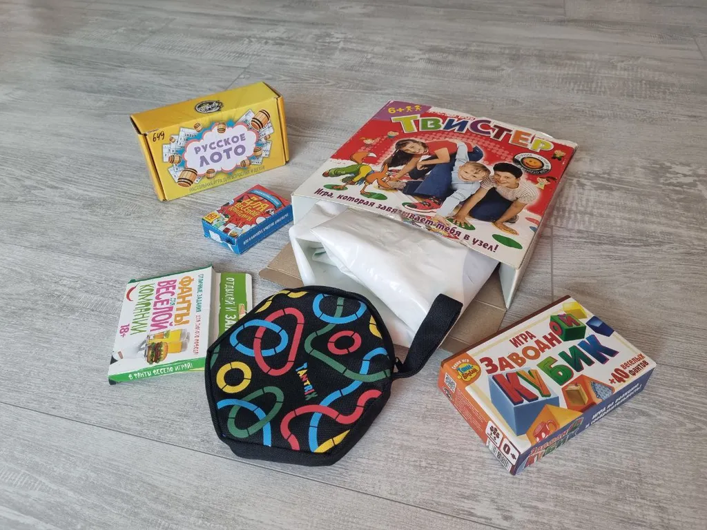 Зелёный дом на берегу Катуни с видом на реку и горы