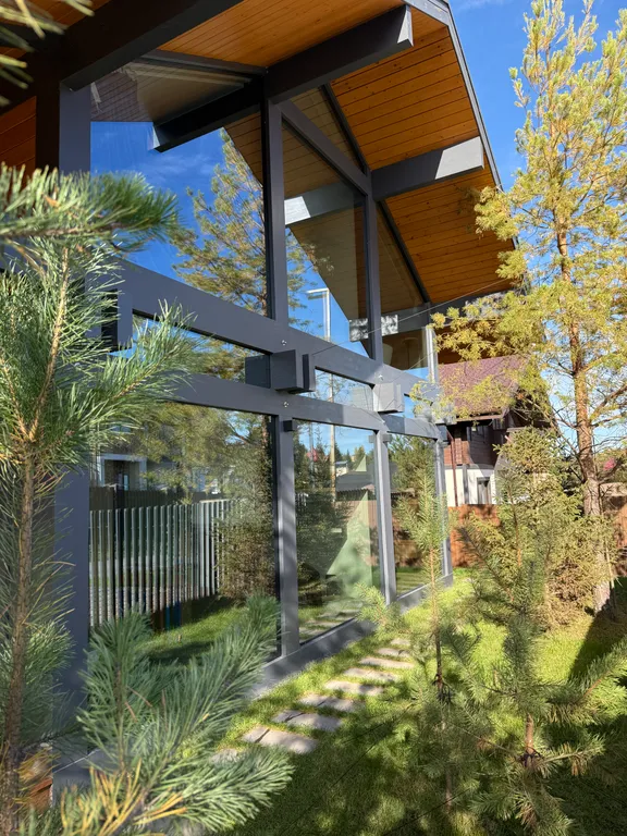 Премиальный загородный дом с теплым бассейном, на берегу