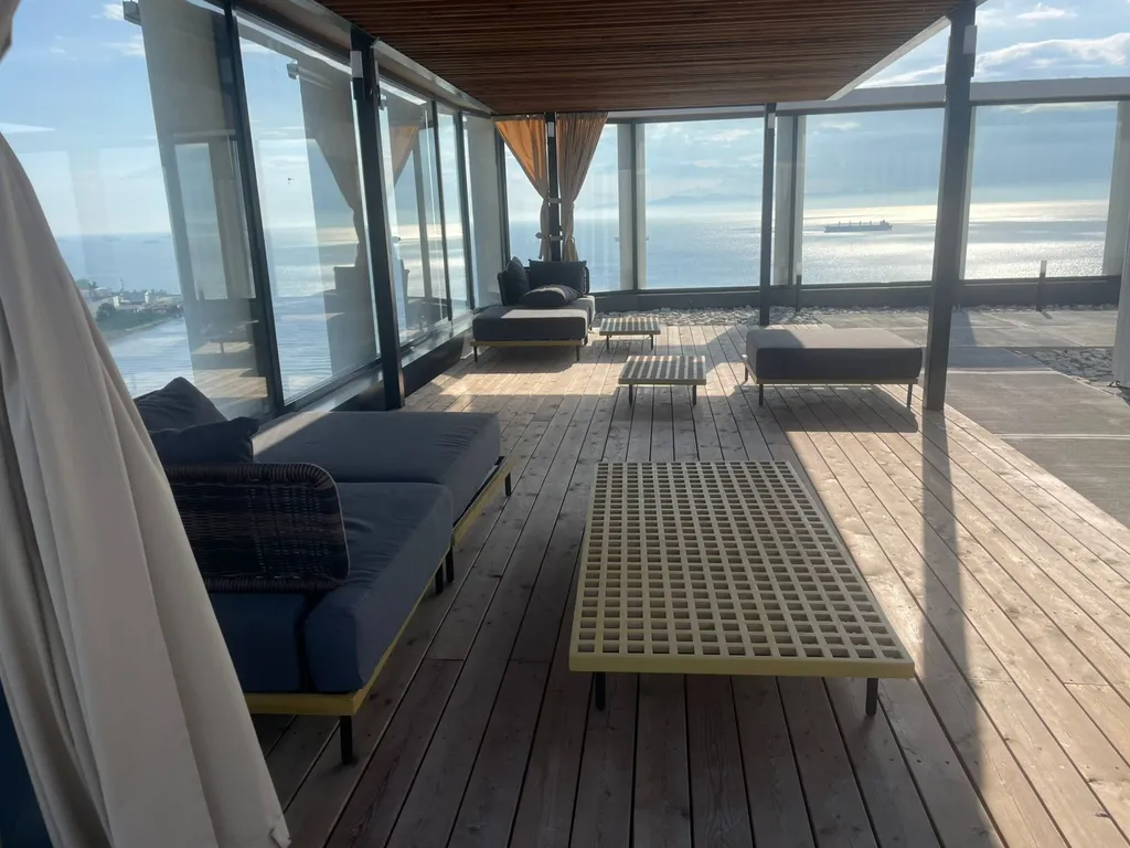 Квартира на берегу моря в новом доме бизнес-класса в 5 минутах от центра