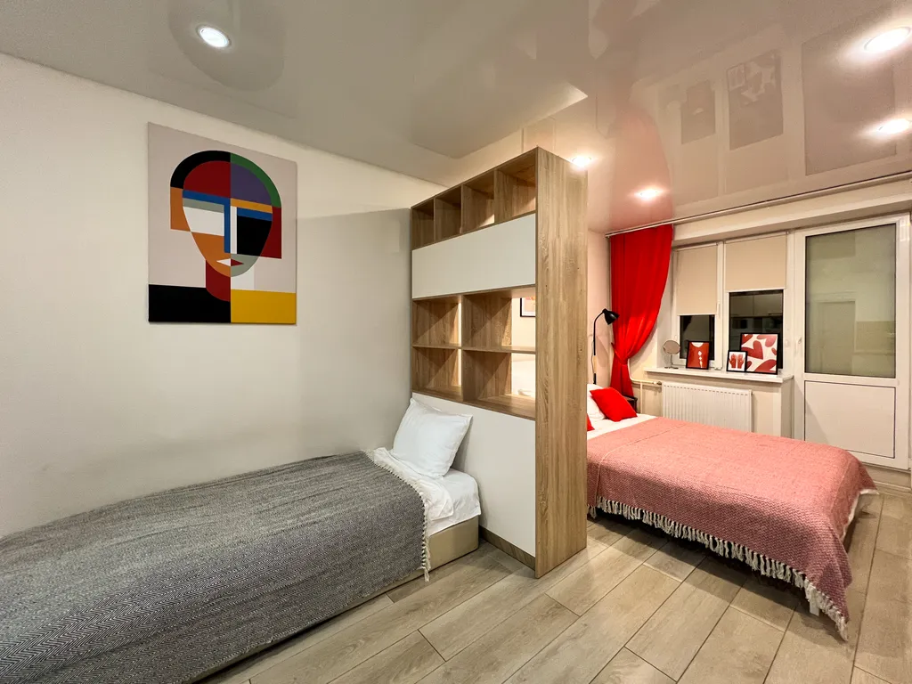 Интересная студия для троих