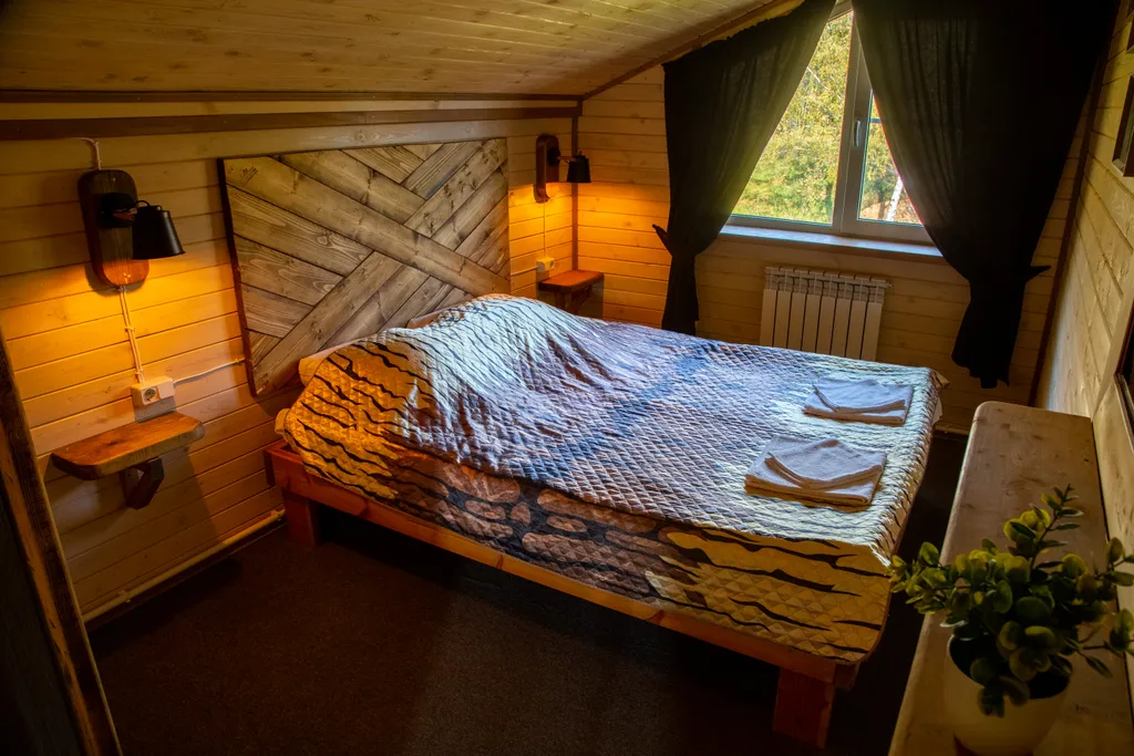 Дом у пруда