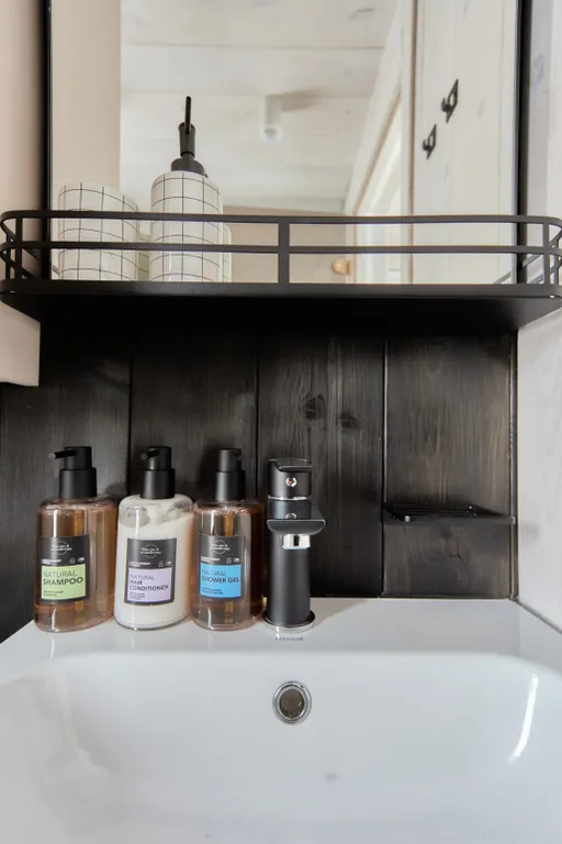 Домик на 2 с панорамным окном прямо на берегу озера