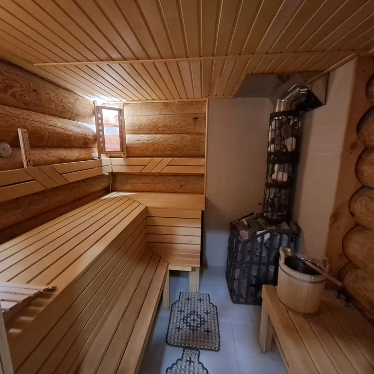 Уютный домик, на опушке леса, с видом на озера