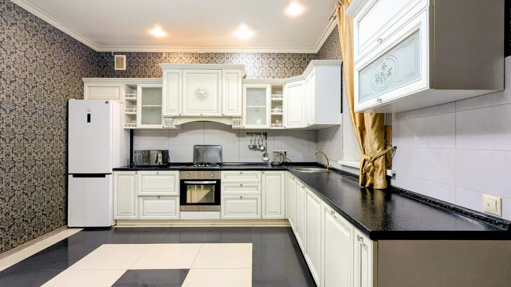 Дом с большой и крытой беседкой и с сауной