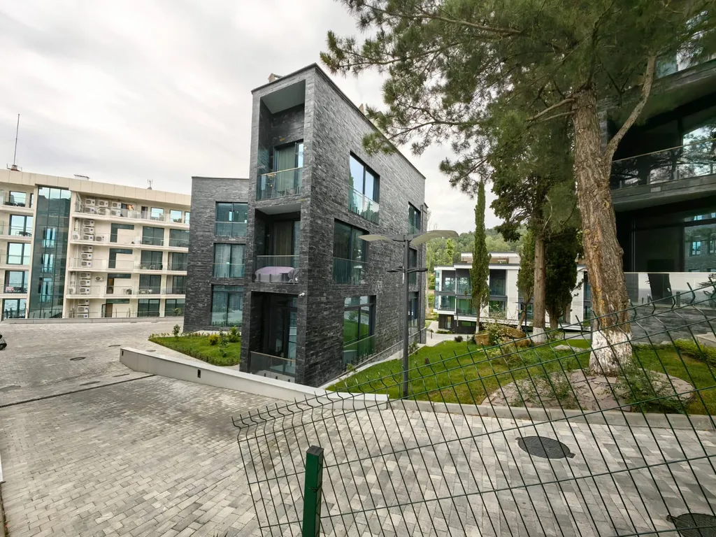 Дизайнерский апартамент с видом на бассейн