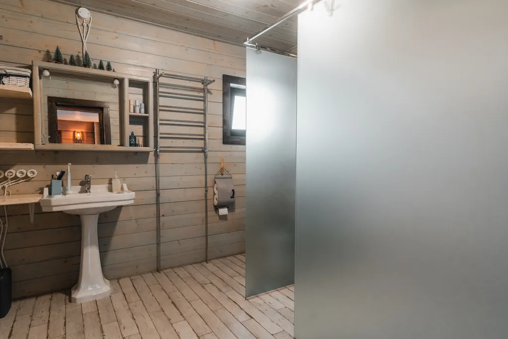 Дом Talotonttu на холме в окружении леса