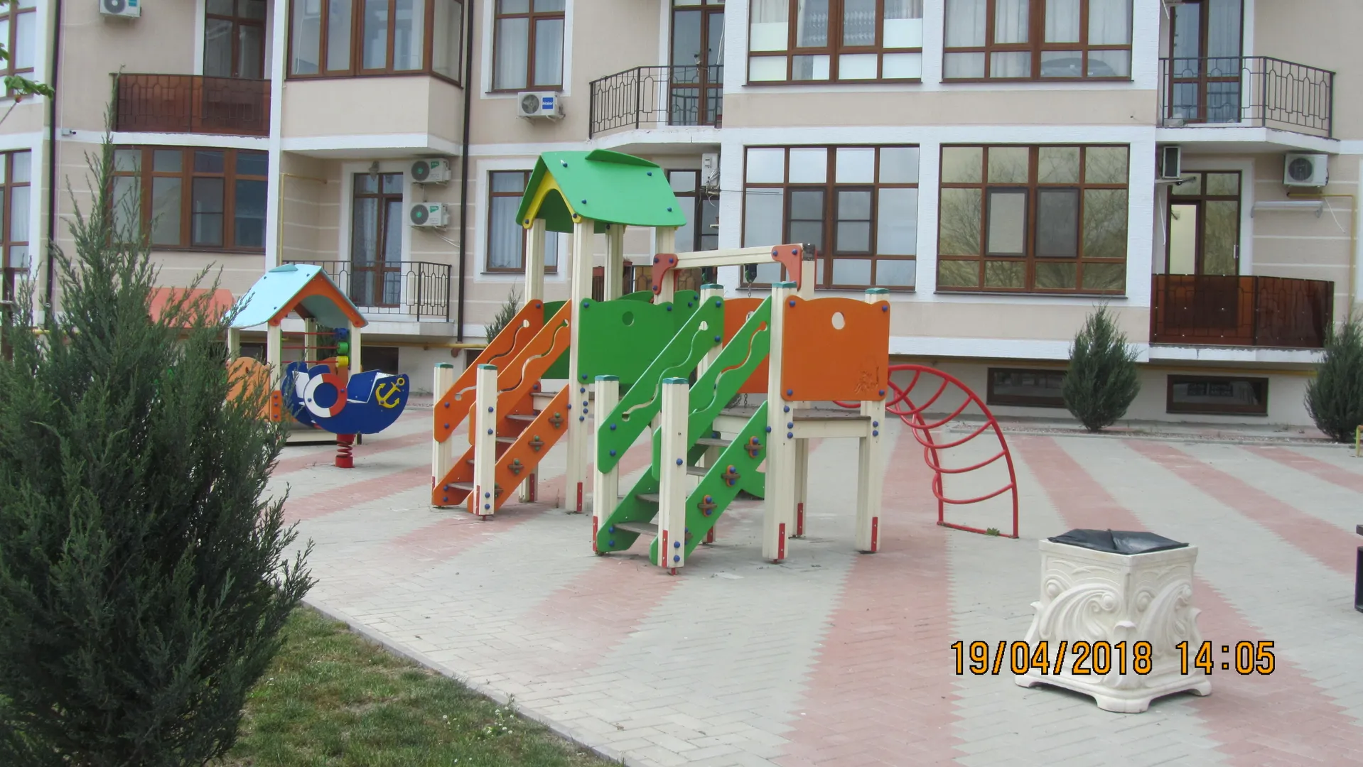 детская площадка возле дома