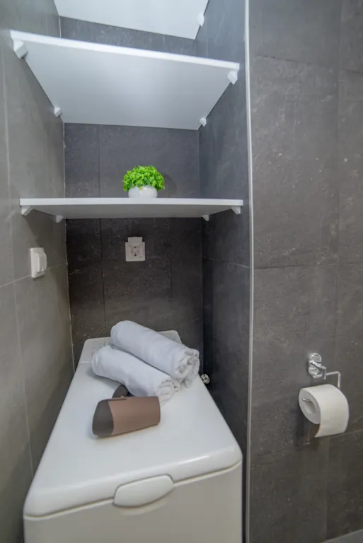 Евродвушка с балконом на Тверитина 41 для 4 гостей