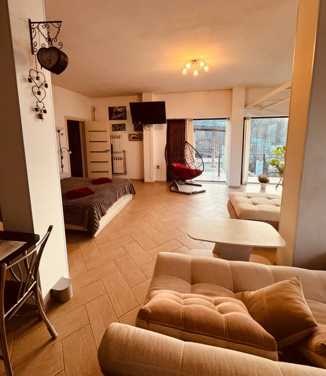 Большая студия с видом на море с панорамными окнами