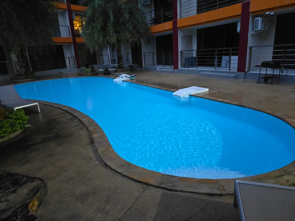 Квартира с большим бассейном и теннисным кортом рядом с пляжем