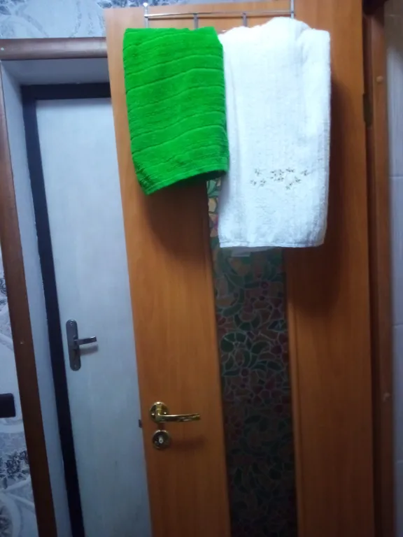 Квартира в новом доме на берегу реки. Парковка свободная.