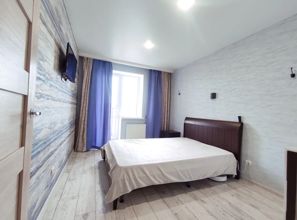 Светлая евро-двушка с горным пейзажем от художника