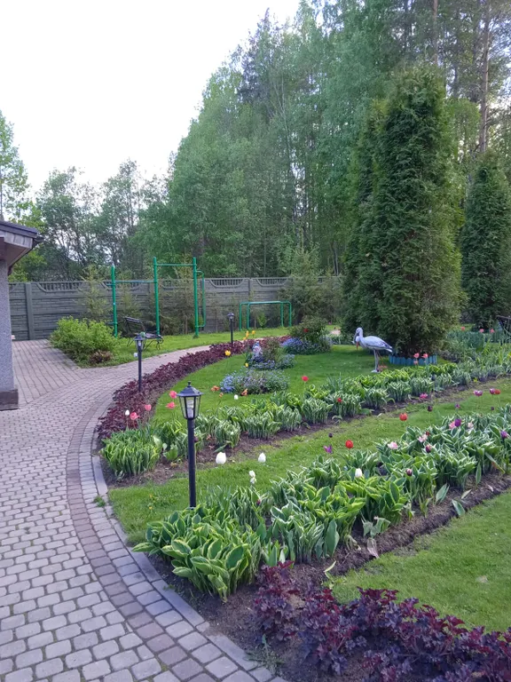 Загородный дом со своим садом