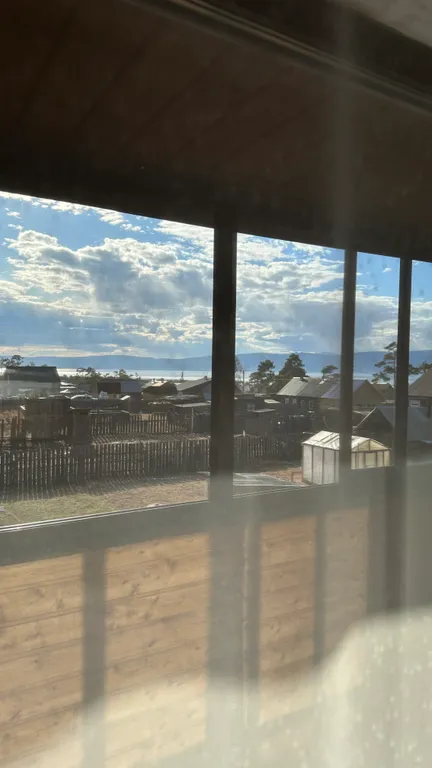 Благоустроенный дом на индивидуальной территории с видом на Байкал