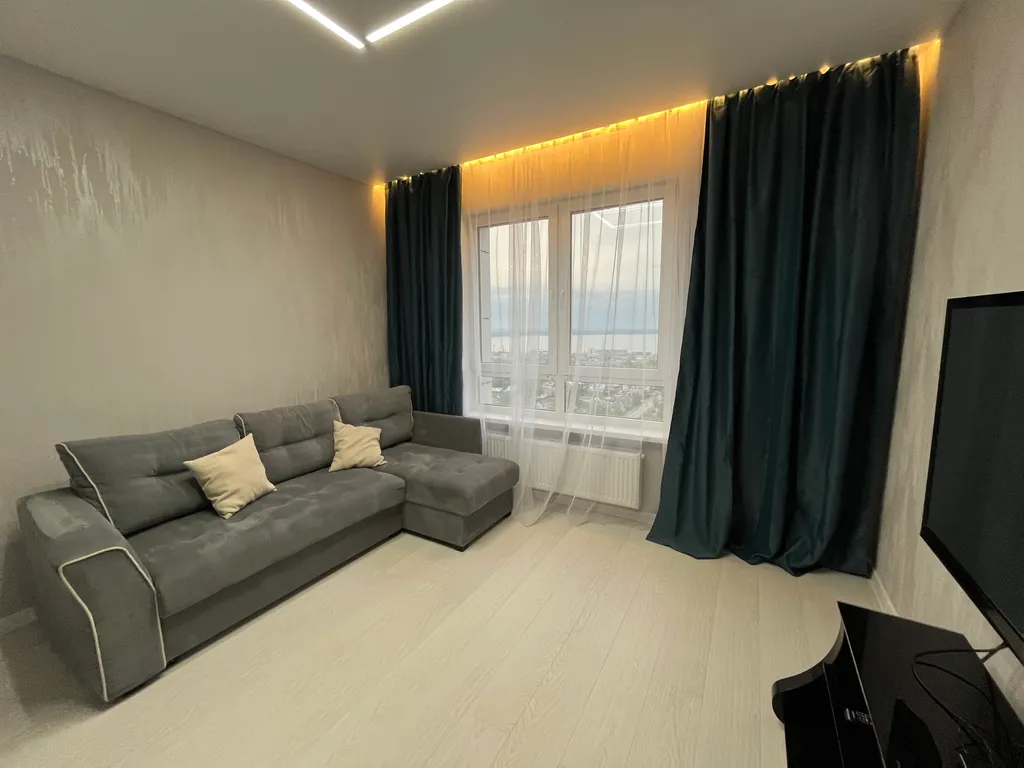 Квартира с панорамным видом на город и озеро на 20-ом этаже