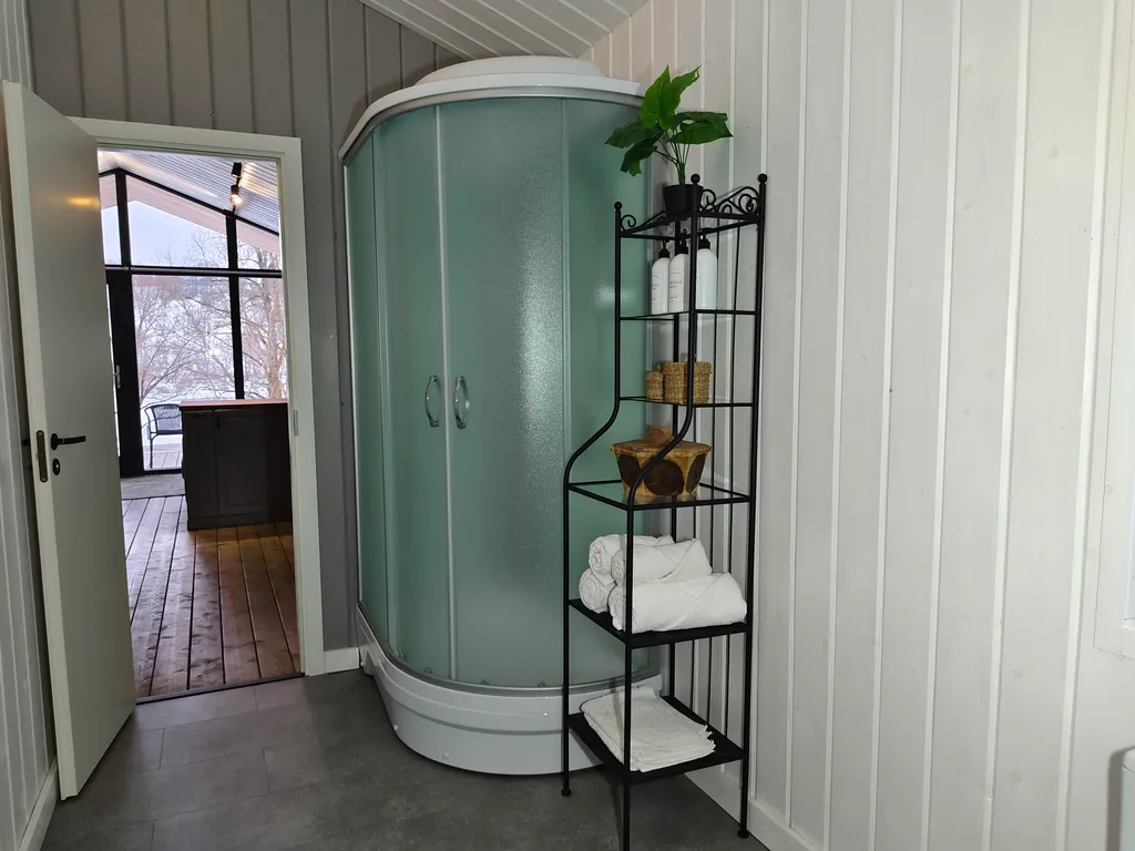 Современный уютный домик с камином на берегу реки Оки