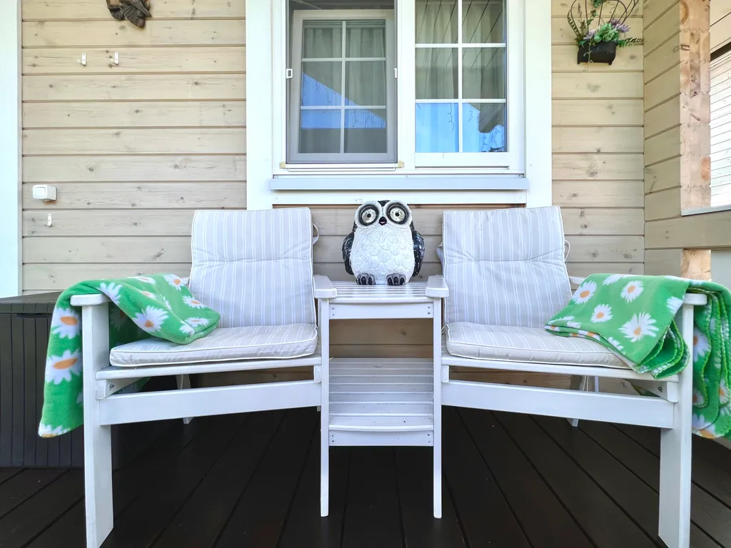 Маленький дом на берегу озера