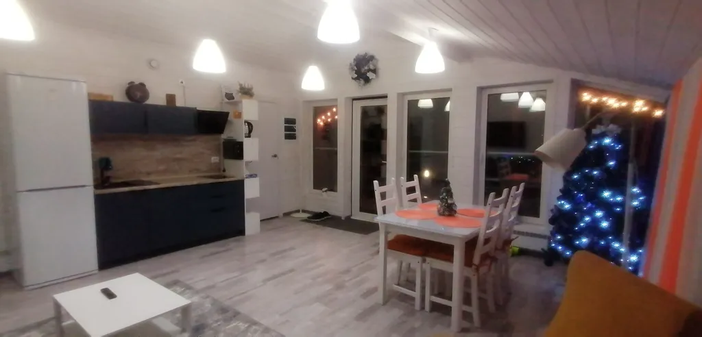 Дом с панорамными окнами на участке 10 соток