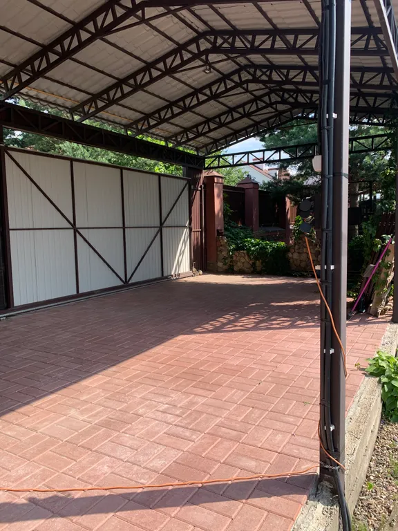 Уютный дом на пруду в черте города