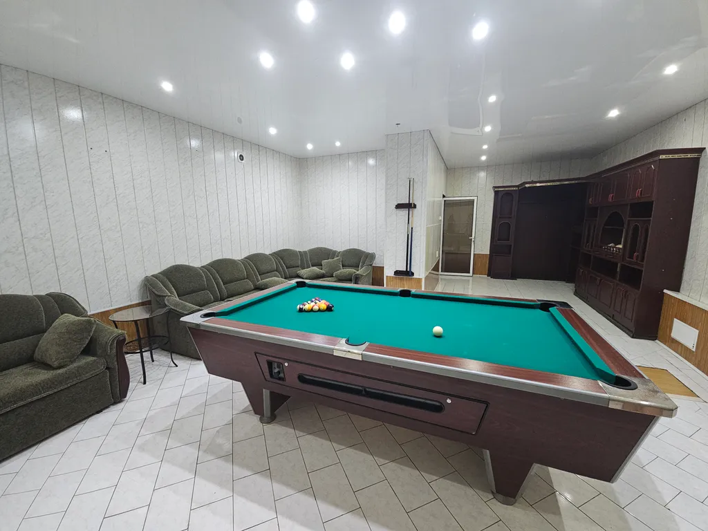 Большой дом в черте города