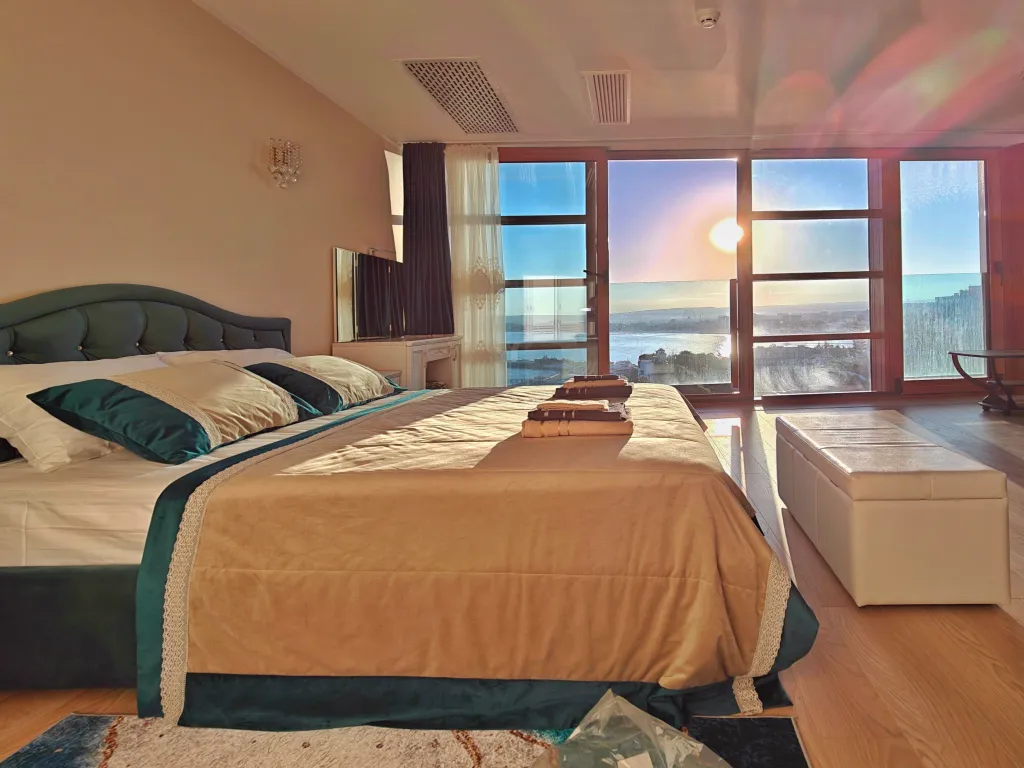 Видовая квартира-студия в Золотой Бухте